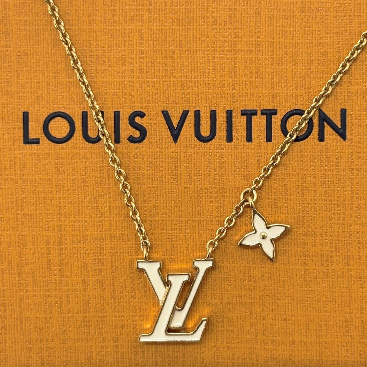 Louis Vuitton Pendant Logo LV Iconic Enamel Gold White — view 3