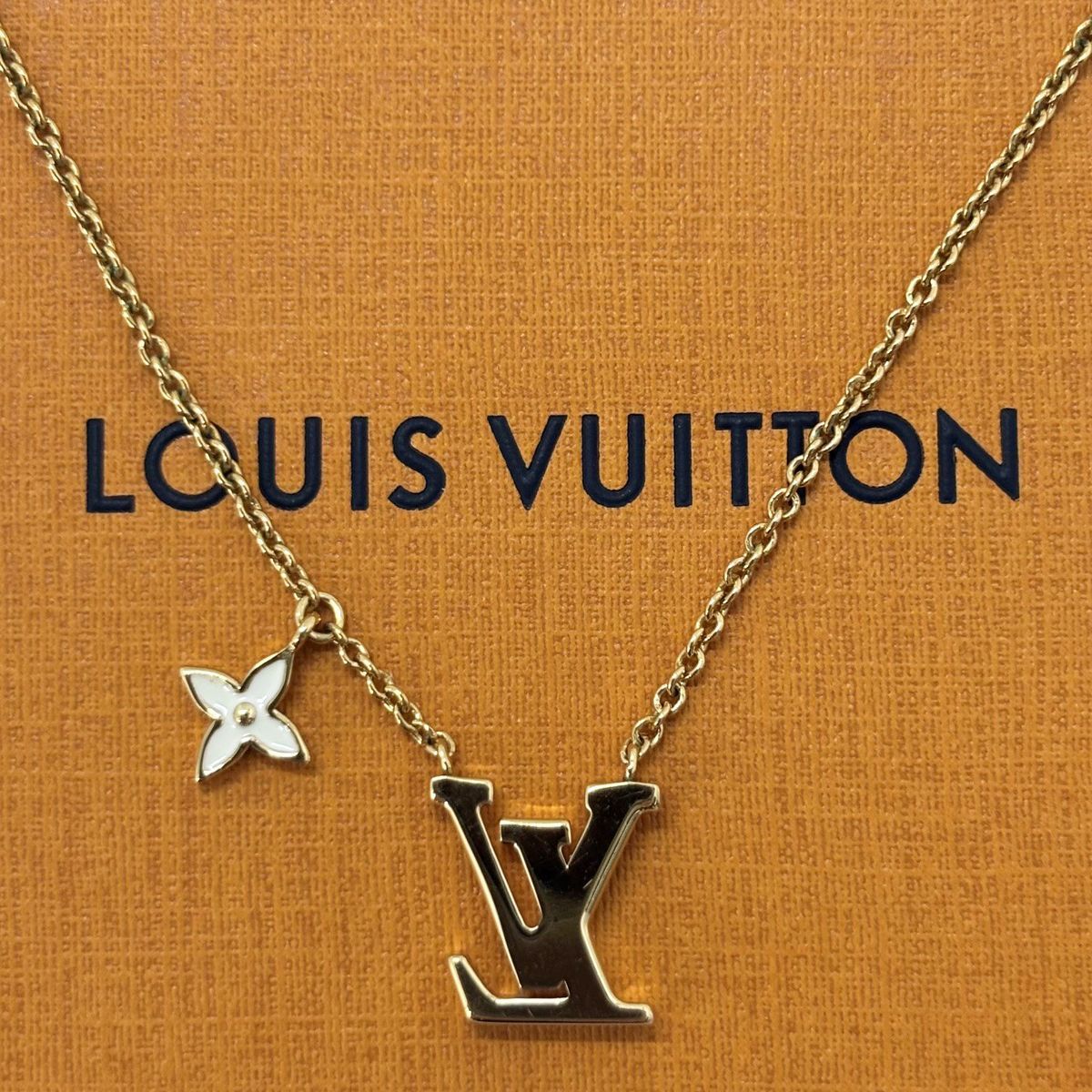 Louis Vuitton Pendant Logo LV Iconic Enamel Gold White — view 4