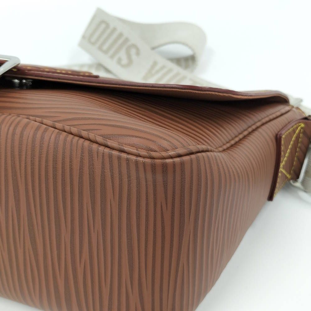 Louis Vuitton Montsouris XL Messengerbag Epi Brown — view 4