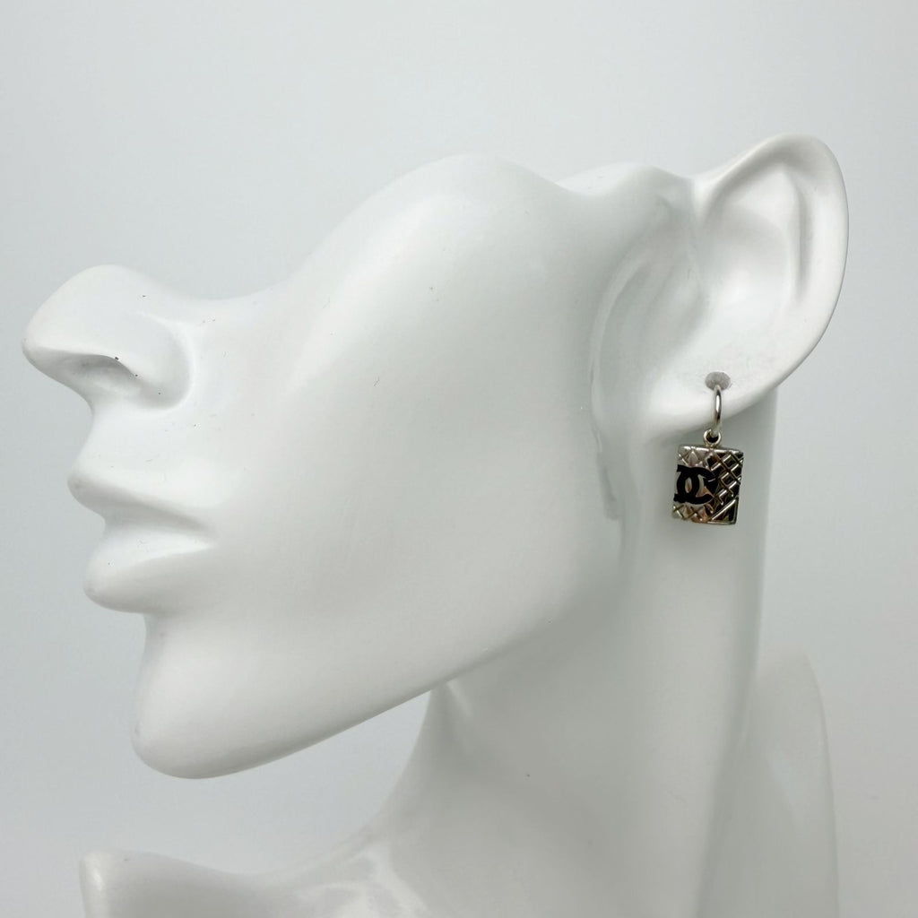 Chanel CC Logo Quilted Plate Earrings Plated Silver 05c Vintage — view 2