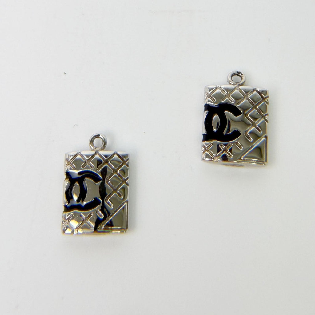 Chanel CC Logo Quilted Plate Earrings Plated Silver 05c Vintage — view 5