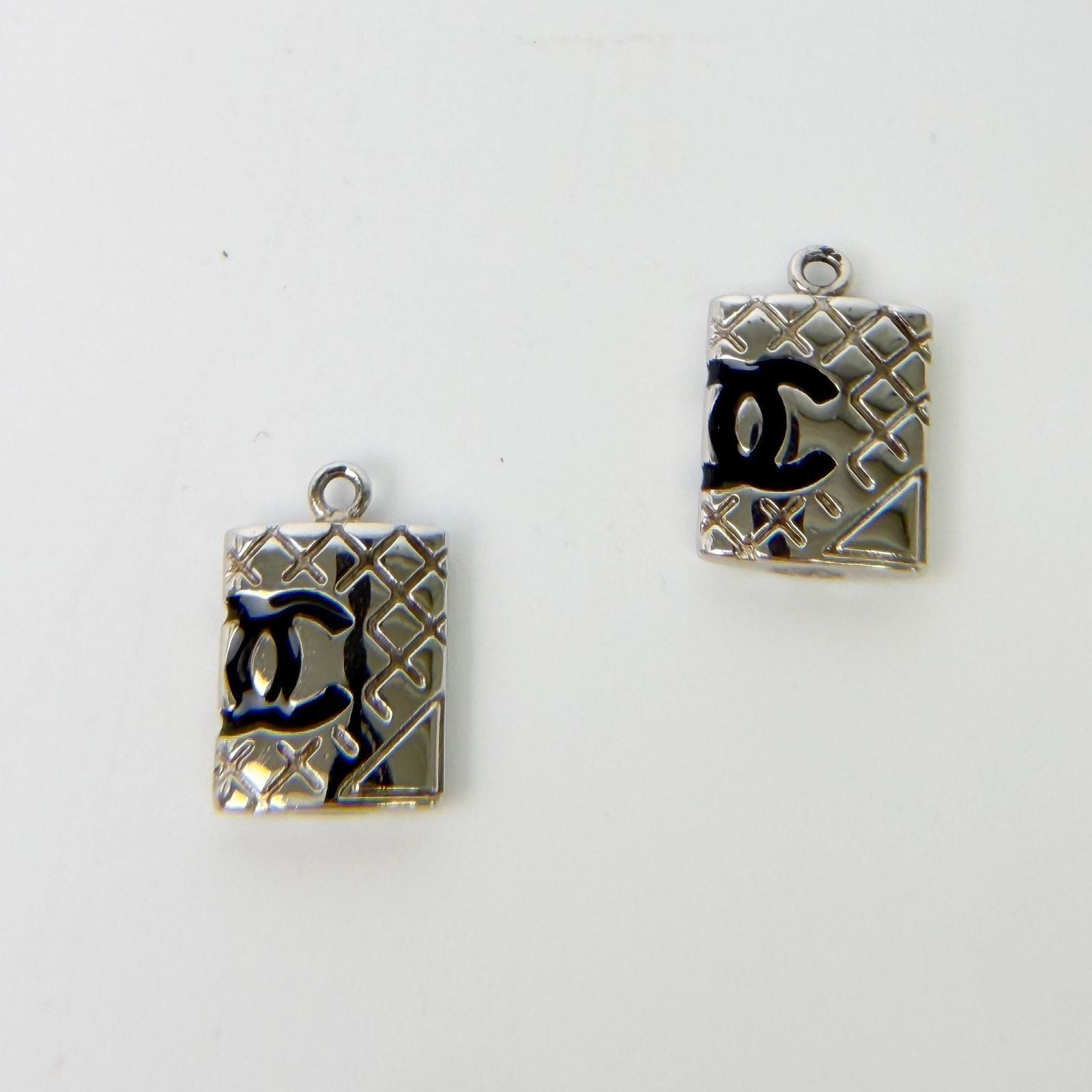 Chanel CC Logo Quilted Plate Earrings Plated Silver 05c Vintage — view 5