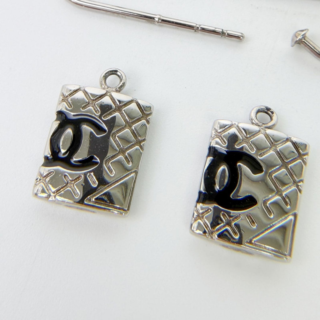 Chanel CC Logo Quilted Plate Earrings Plated Silver 05c Vintage — view 4