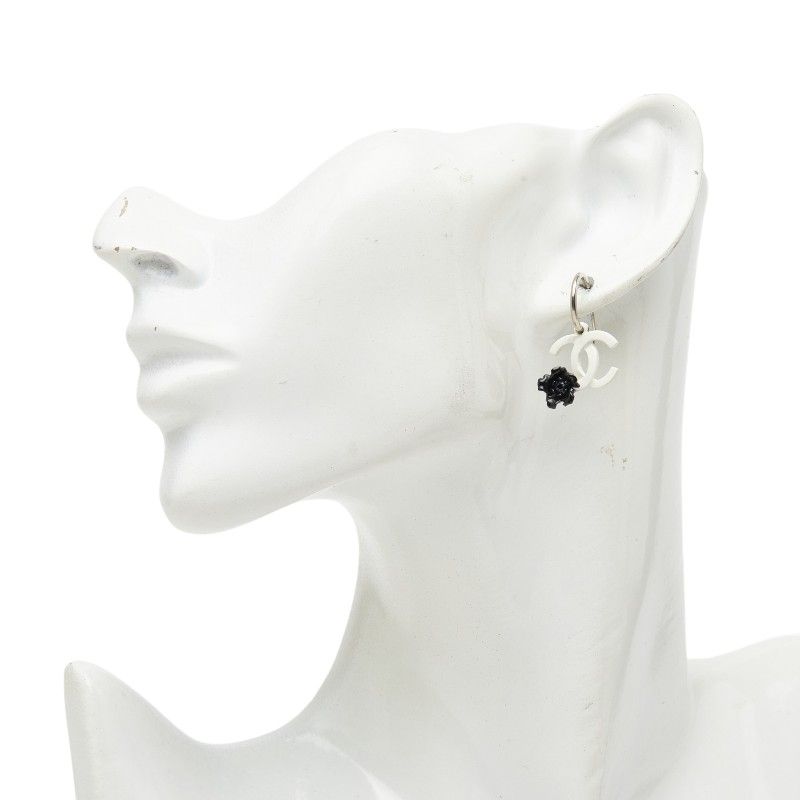 Chanel CC Logo Camellia Swing Earrings 04 White Black Metal — view 5
