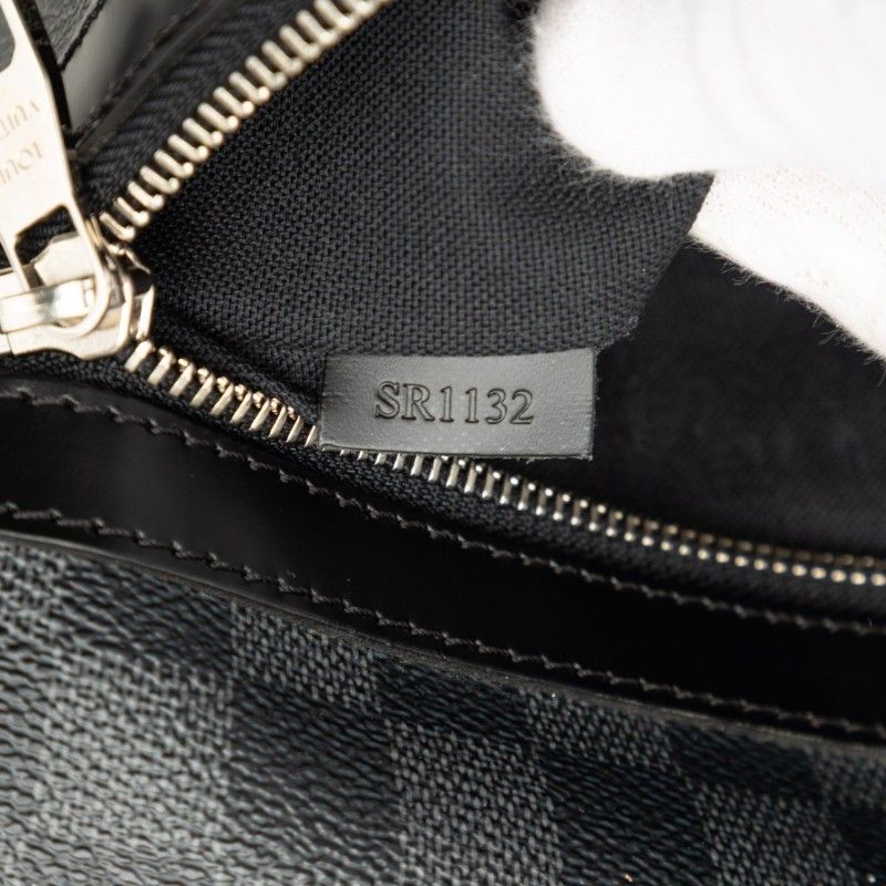 Louis Vuitton Graphite MM Crossbody Shoulder Bag Black Leather — view 7