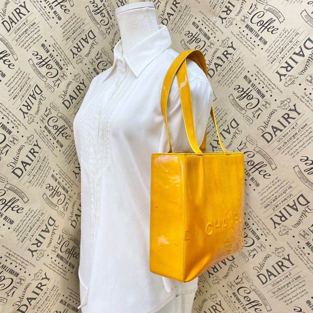 Chanel Tote Bag Vintage Enamel Yellow — view 3
