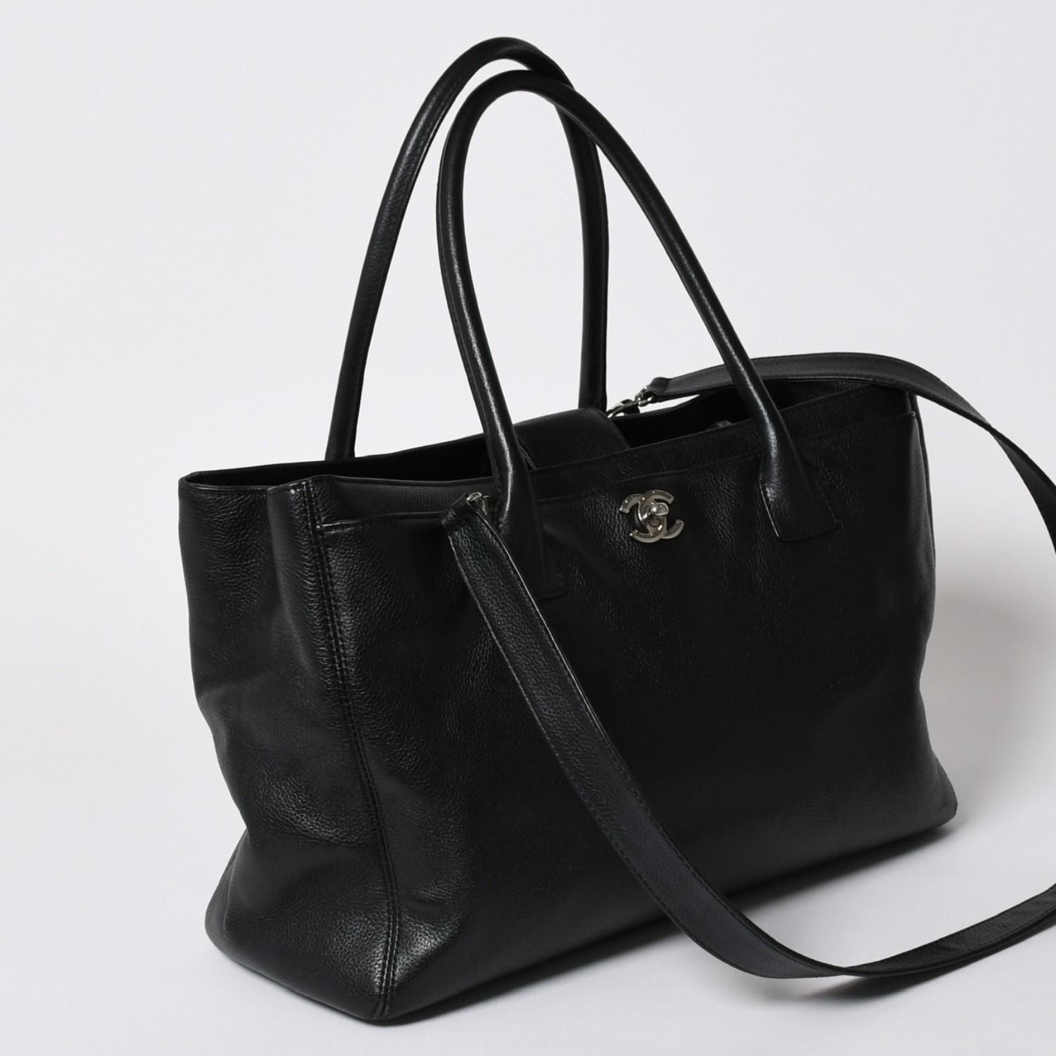 Chanel Executive Tote Bag Medium CC Logo Caviar Leather Black — view 3