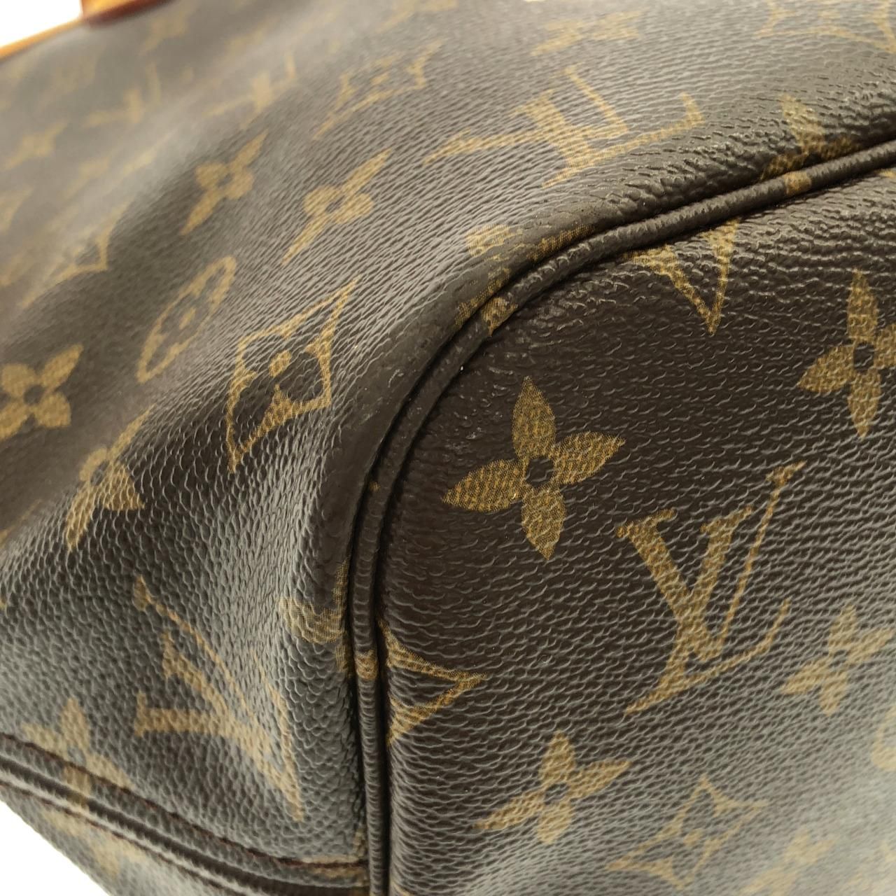 Louis Vuitton Monogram Hand Neverfull MM — view 3