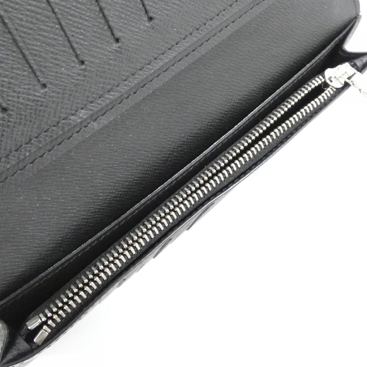 Louis Vuitton Taiga Portefeuille Brazza Wallet — view 8