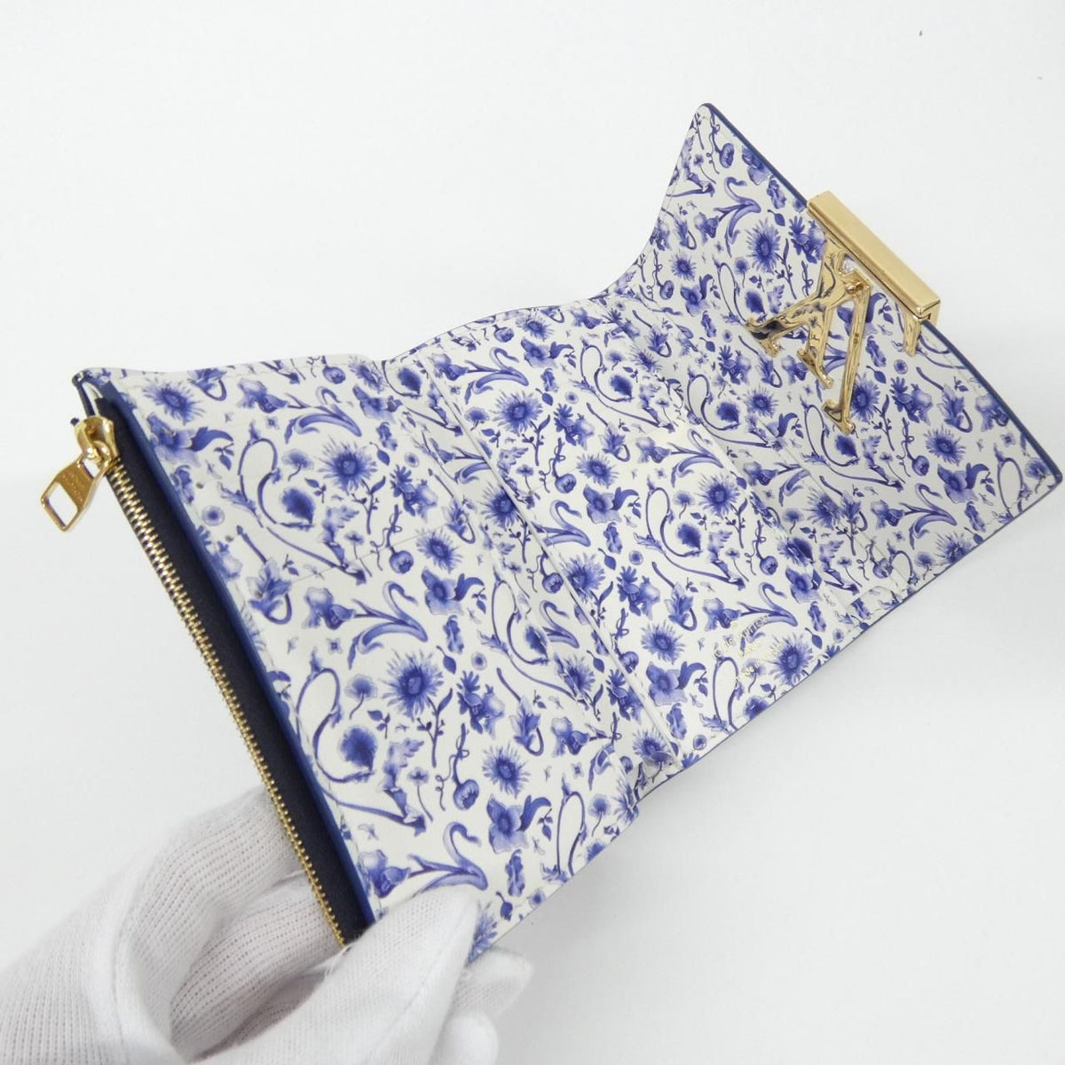 Louis Vuitton Taurillon Portefeuille Capucines Compact Wallet — view 4