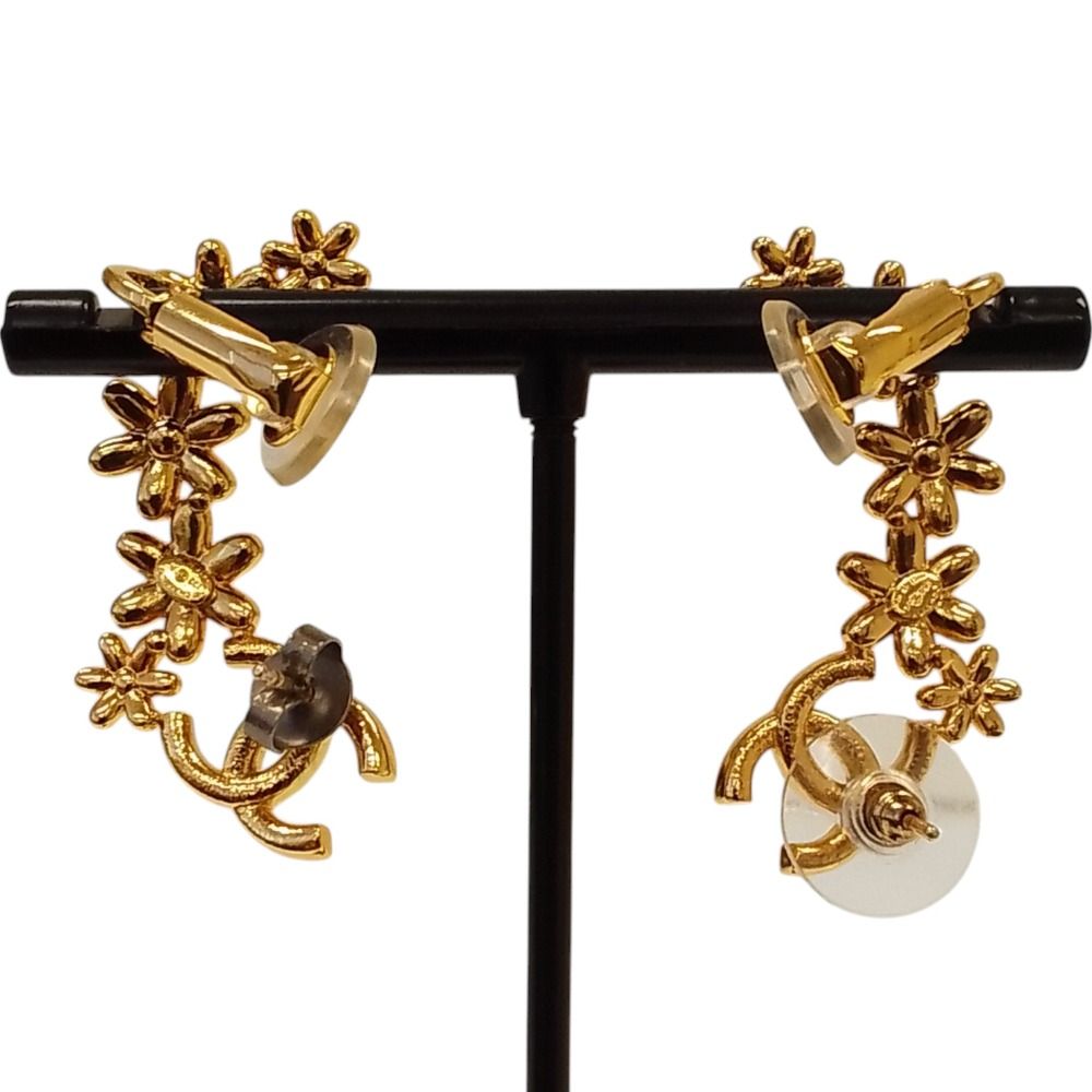 Chanel CC Logo Flower Motif Earrings Gold — view 2