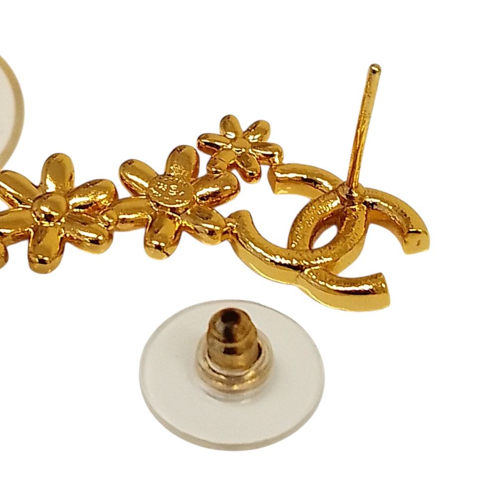 Chanel CC Logo Flower Motif Earrings Gold — view 7
