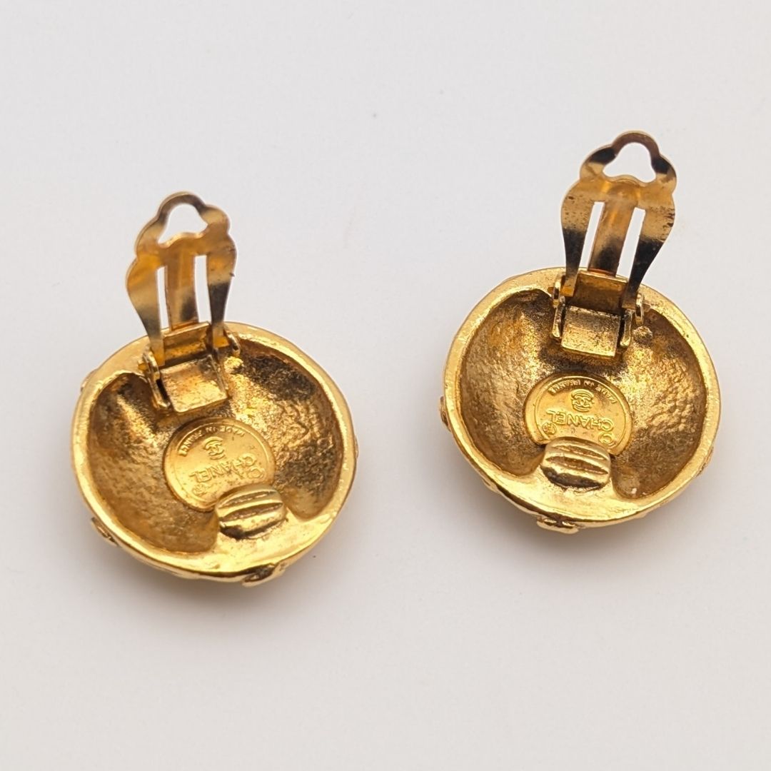 Chanel Earrings CC Logo Gold Flower Round First Era Vintage — view 6