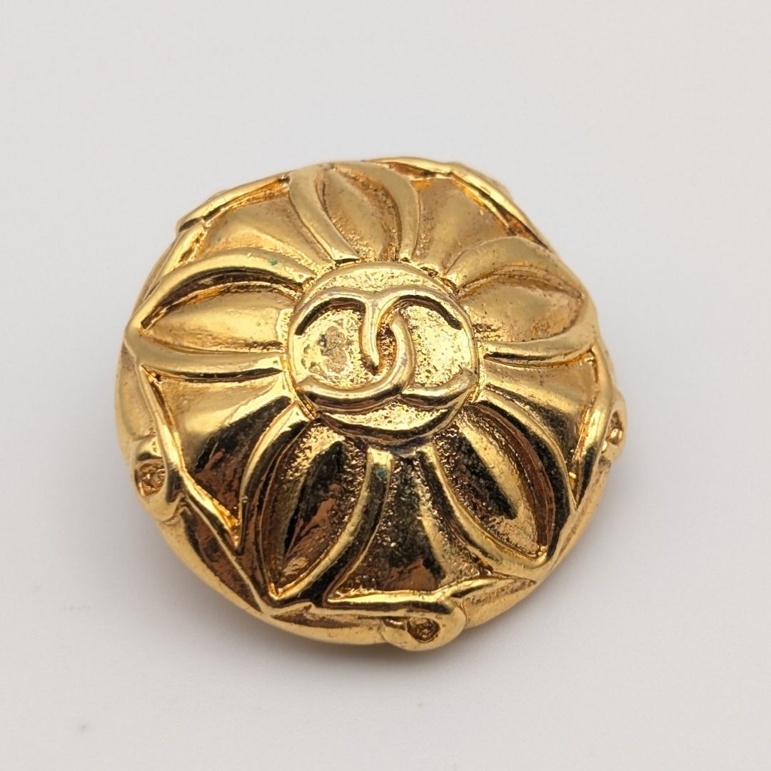Chanel Earrings CC Logo Gold Flower Round First Era Vintage — view 3