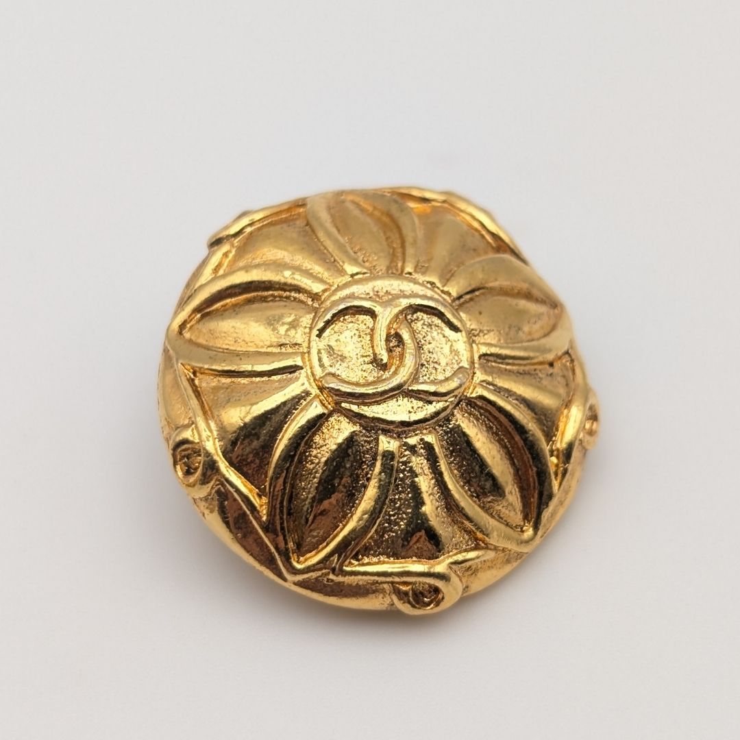 Chanel Earrings CC Logo Gold Flower Round First Era Vintage — view 2