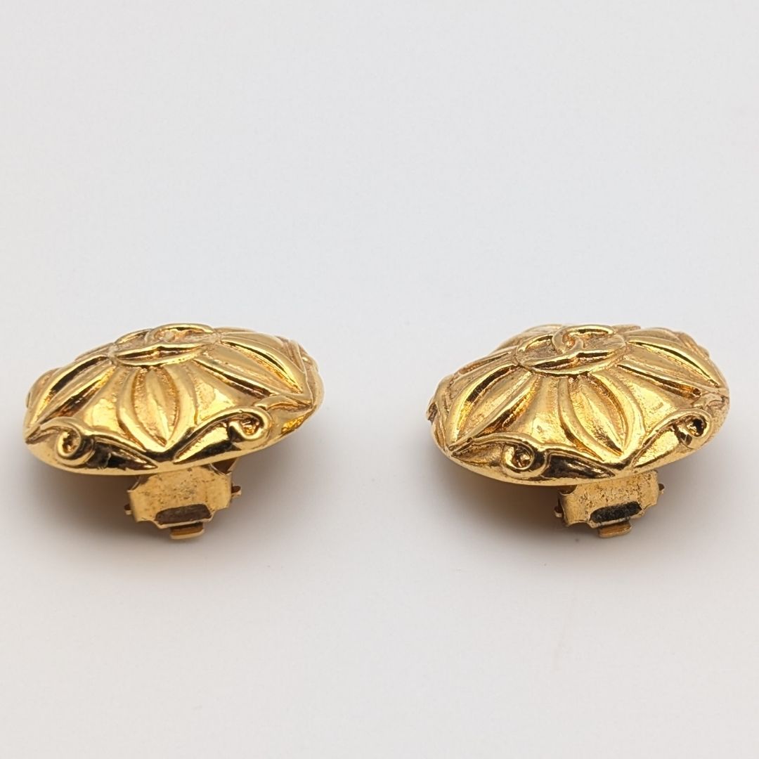 Chanel Earrings CC Logo Gold Flower Round First Era Vintage — view 4