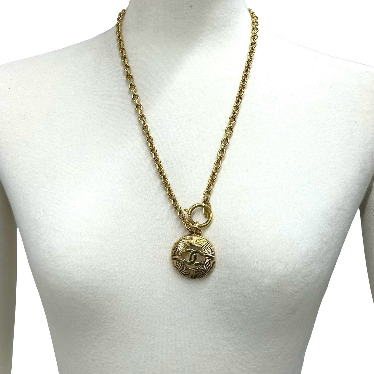 Chanel Vintage CC Logo Motif Chain Pendant Gold — view 2
