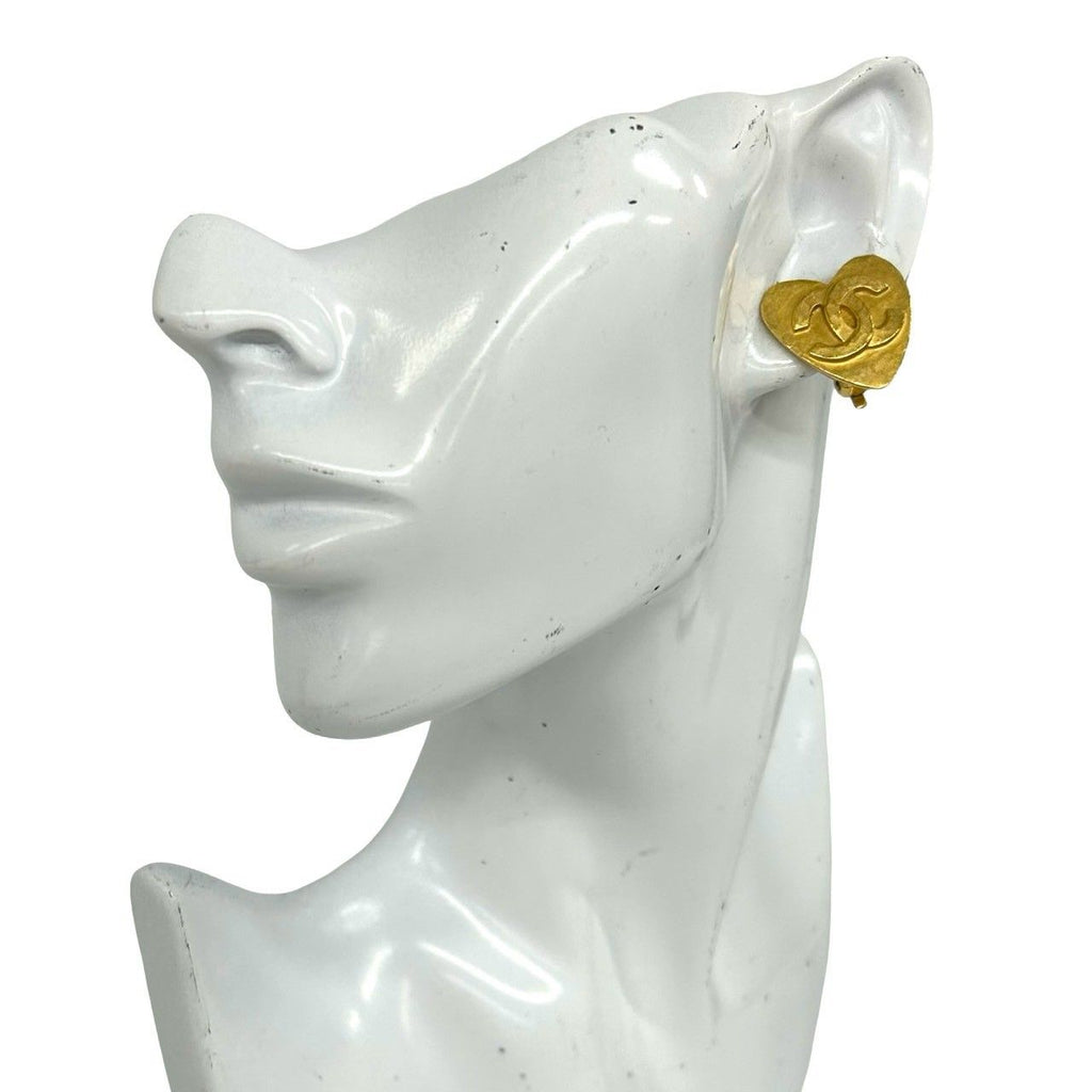Chanel With Rice CC Logo Heart Motif Earrings Accessory Gold — view 2