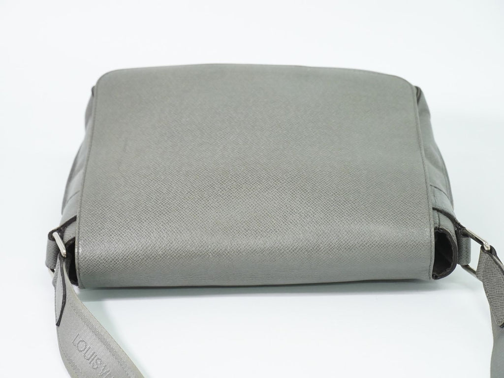 Louis Vuitton LV Roman PM Taiga Leather Shoulder Bag Glacier Gray Vintage — view 5