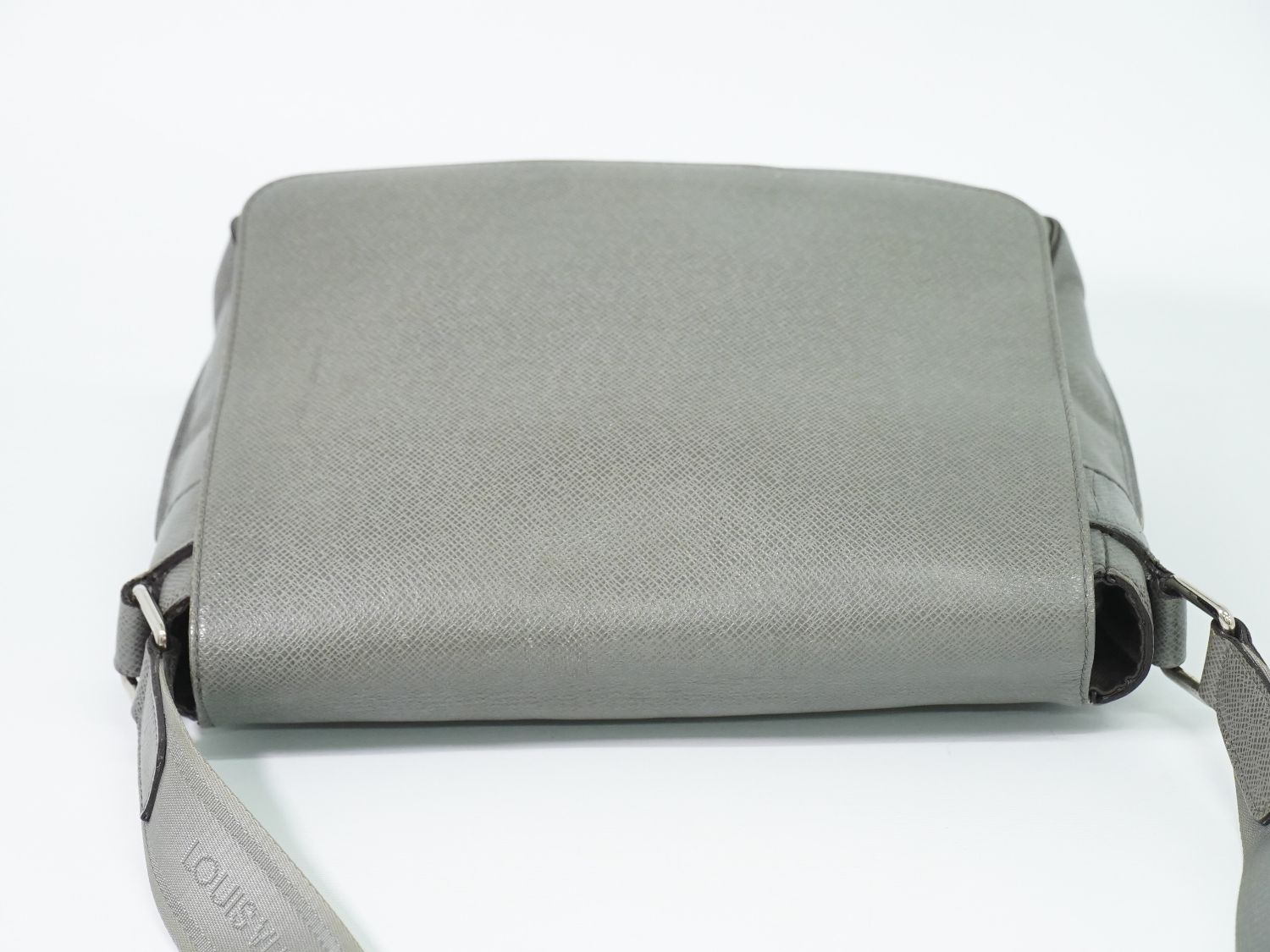 Louis Vuitton LV Roman PM Taiga Leather Shoulder Bag Glacier Gray Vintage — view 5