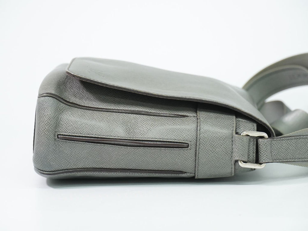 Louis Vuitton LV Roman PM Taiga Leather Shoulder Bag Glacier Gray Vintage — view 4