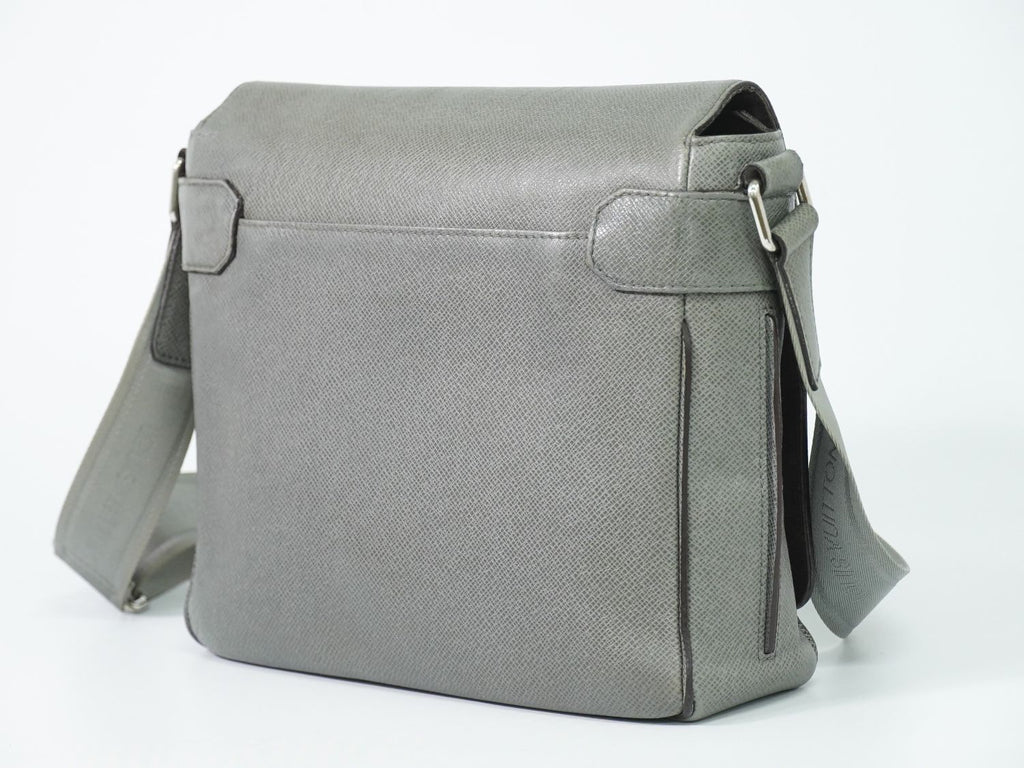 Louis Vuitton LV Roman PM Taiga Leather Shoulder Bag Glacier Gray Vintage — view 2