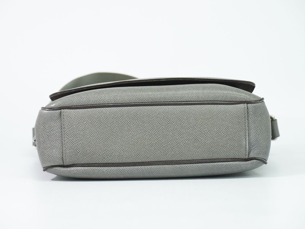 Louis Vuitton LV Roman PM Taiga Leather Shoulder Bag Glacier Gray Vintage — view 3