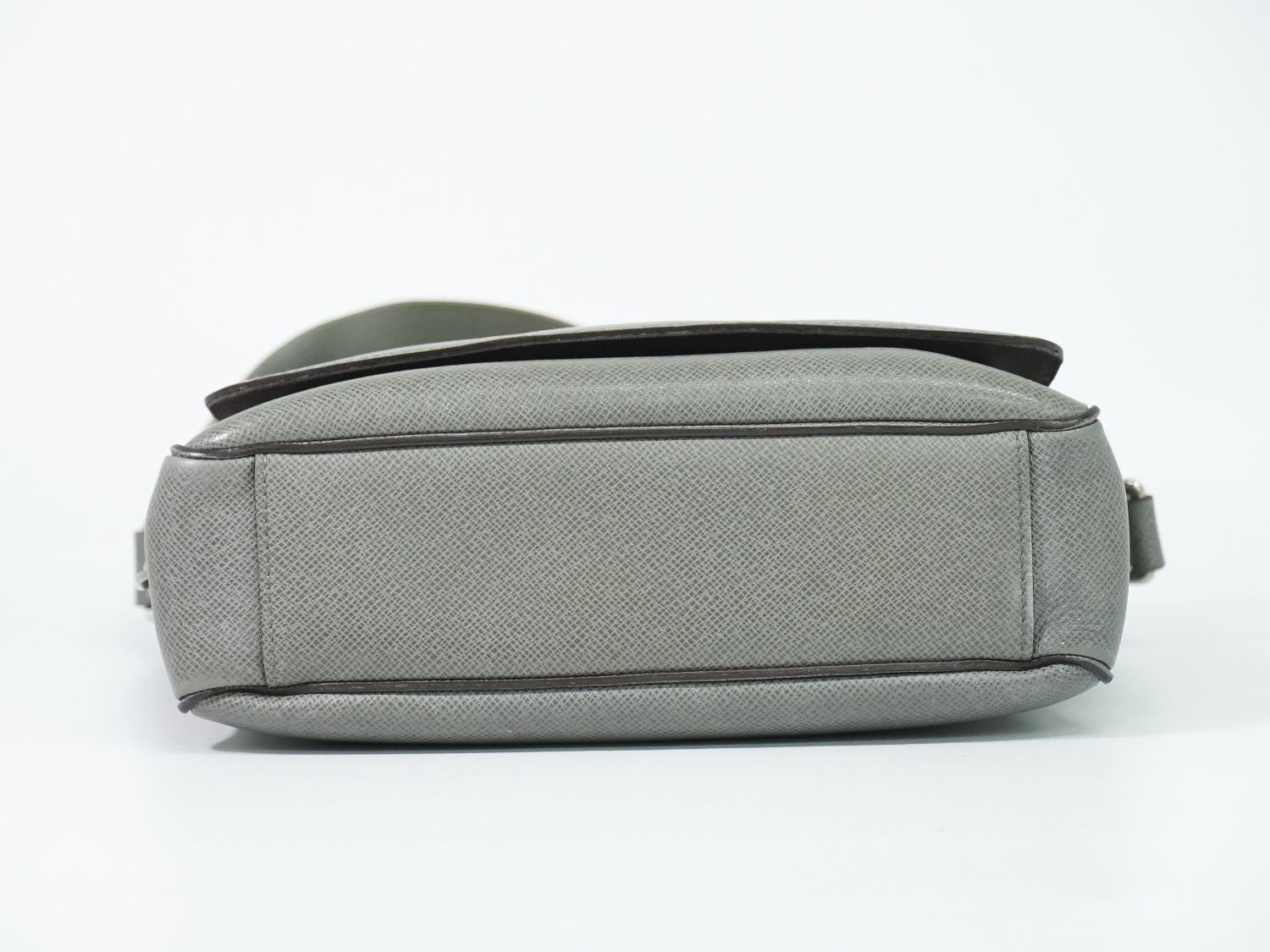 Louis Vuitton LV Roman PM Taiga Leather Shoulder Bag Glacier Gray Vintage — view 3