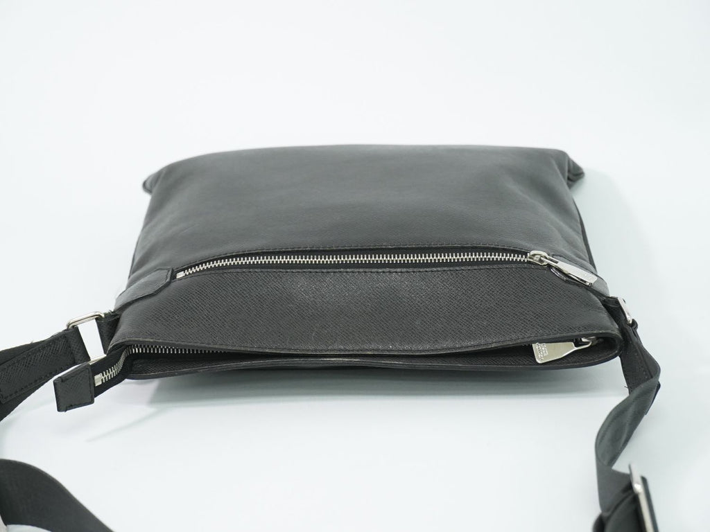 Louis Vuitton LV Sasha Taiga Leather Shoulder Bag Pochette Ardoise Black Vintage — view 5