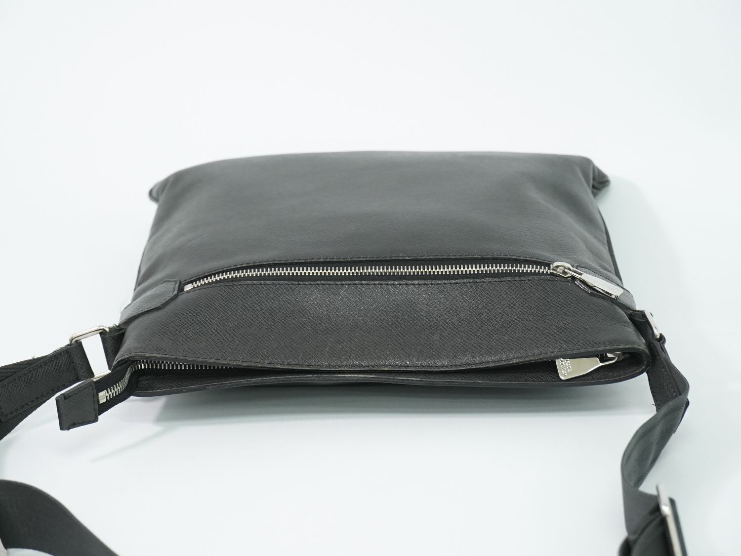 Louis Vuitton LV Sasha Taiga Leather Shoulder Bag Pochette Ardoise Black Vintage — view 5