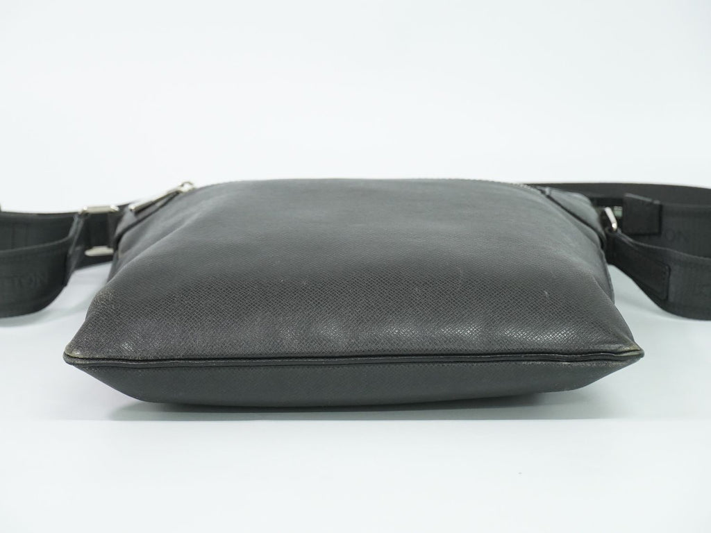 Louis Vuitton LV Sasha Taiga Leather Shoulder Bag Pochette Ardoise Black Vintage — view 3