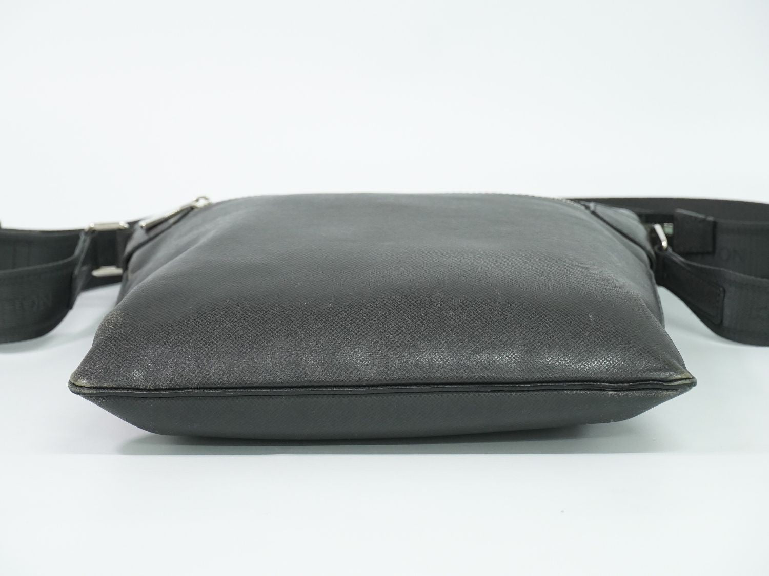 Louis Vuitton LV Sasha Taiga Leather Shoulder Bag Pochette Ardoise Black Vintage — view 3