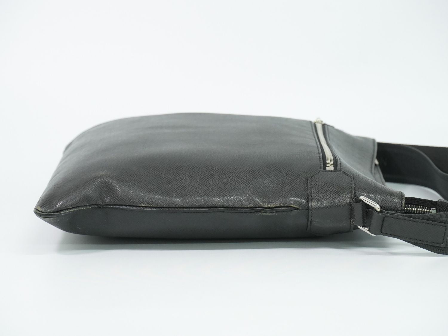Louis Vuitton LV Sasha Taiga Leather Shoulder Bag Pochette Ardoise Black Vintage — view 4