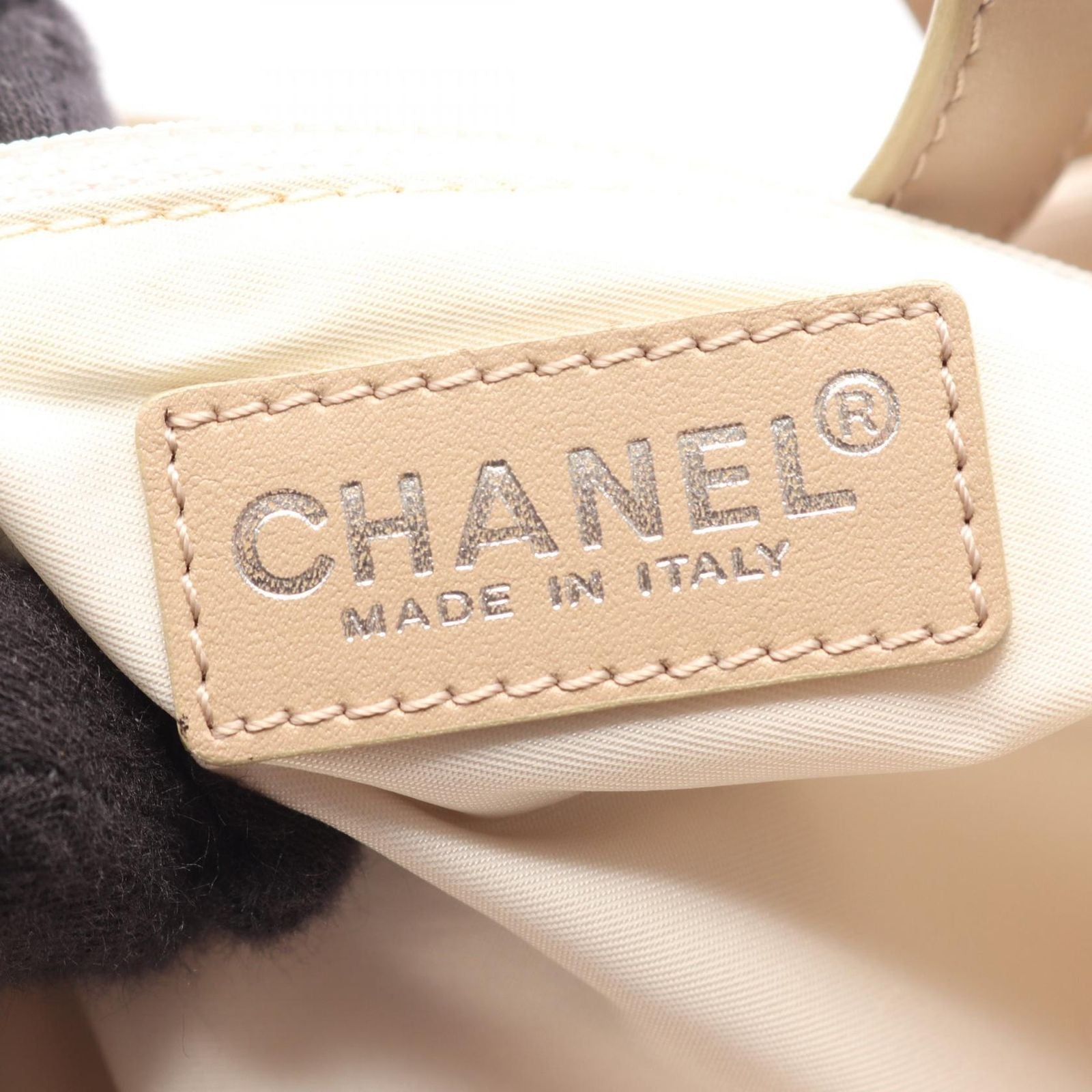 Chanel Tote Bag New Travel Line MM Beige Leather MM — view 4