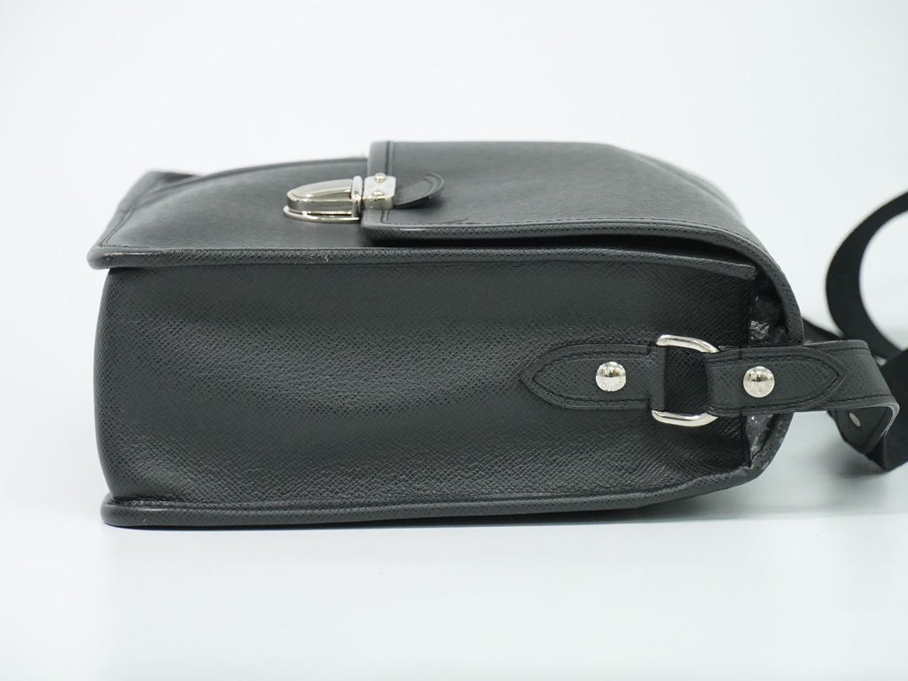 Louis Vuitton LV Arecreasing Lee Taiga Leather Shoulder Bag Ardoise Black — view 4