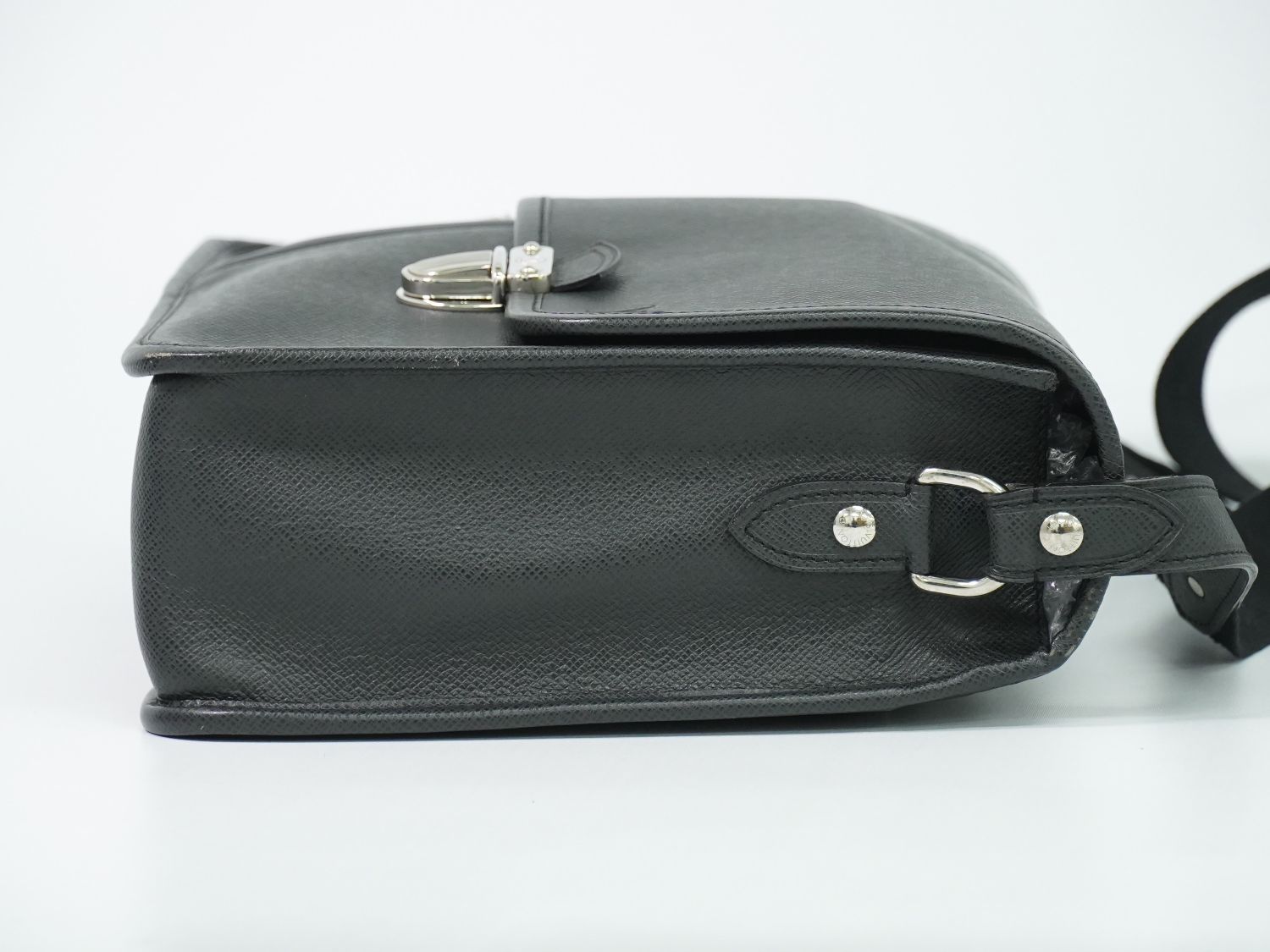 Louis Vuitton LV Arecreasing Lee Taiga Leather Shoulder Bag Ardoise Black — view 4