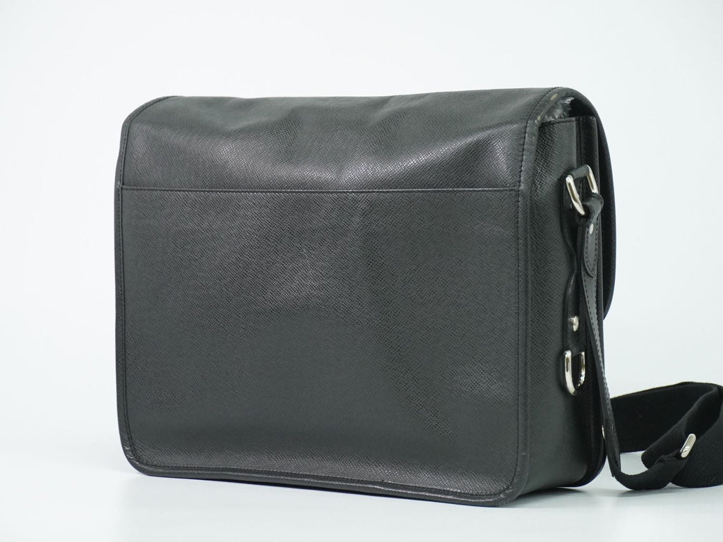 Louis Vuitton LV Arecreasing Lee Taiga Leather Shoulder Bag Ardoise Black — view 2