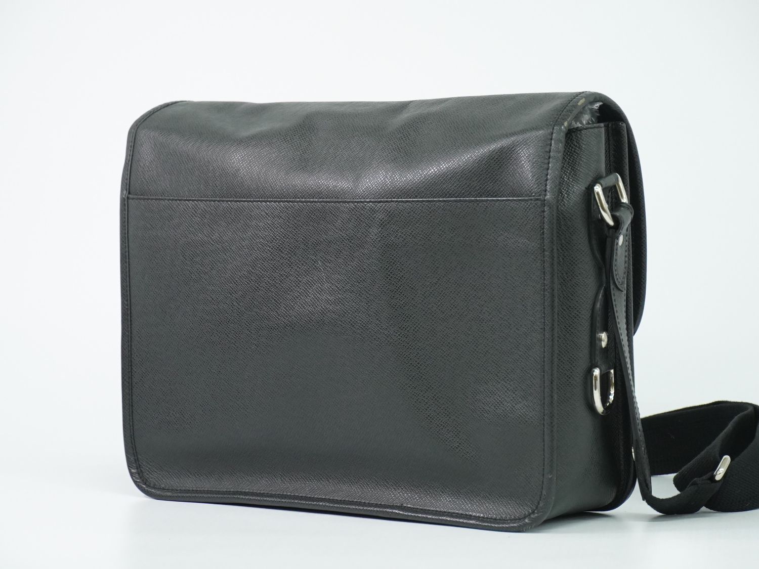 Louis Vuitton LV Arecreasing Lee Taiga Leather Shoulder Bag Ardoise Black — view 2