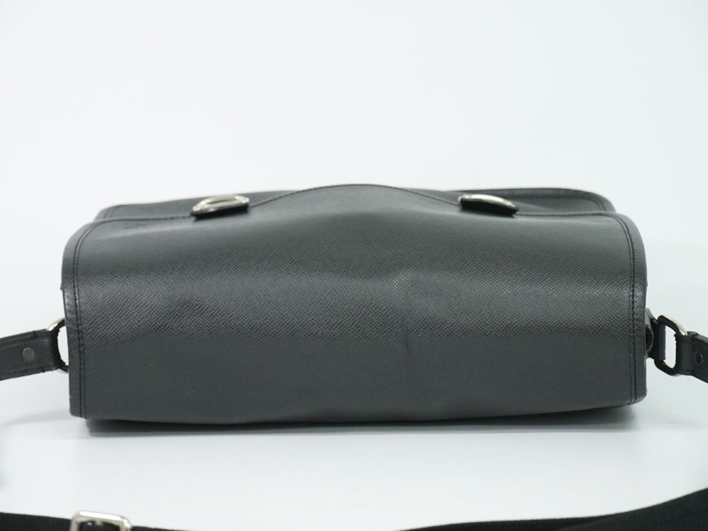 Louis Vuitton LV Arecreasing Lee Taiga Leather Shoulder Bag Ardoise Black — view 5