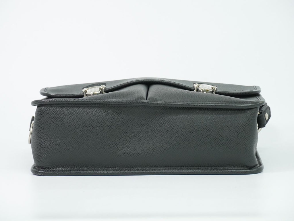 Louis Vuitton LV Arecreasing Lee Taiga Leather Shoulder Bag Ardoise Black — view 3