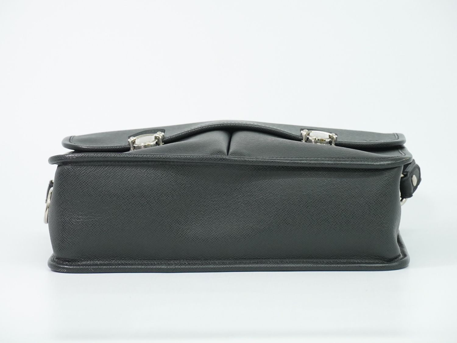 Louis Vuitton LV Arecreasing Lee Taiga Leather Shoulder Bag Ardoise Black — view 3