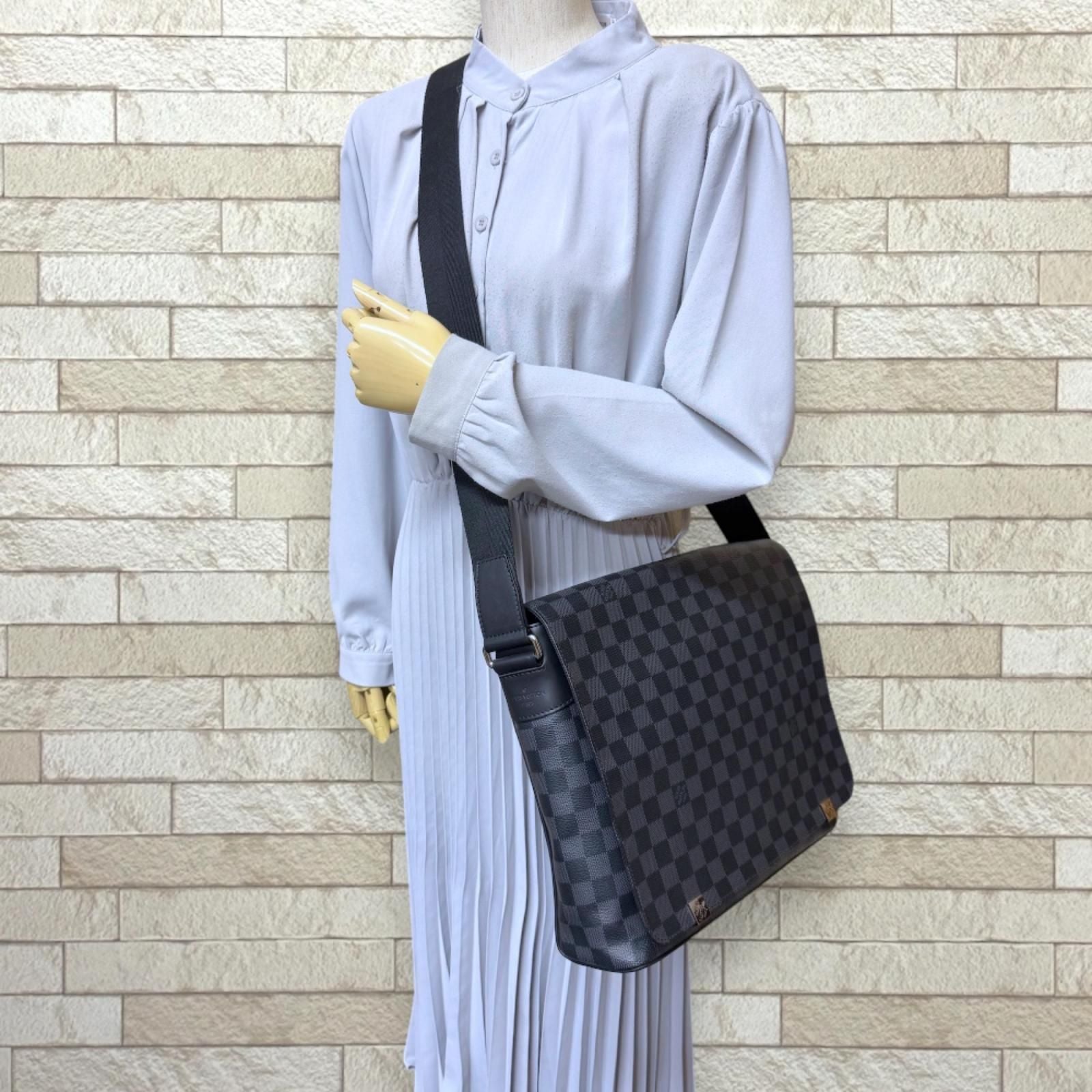 Louis Vuitton District MM NM Damier Graphite Shoulder Bag Canvas Black Vintage — view 2
