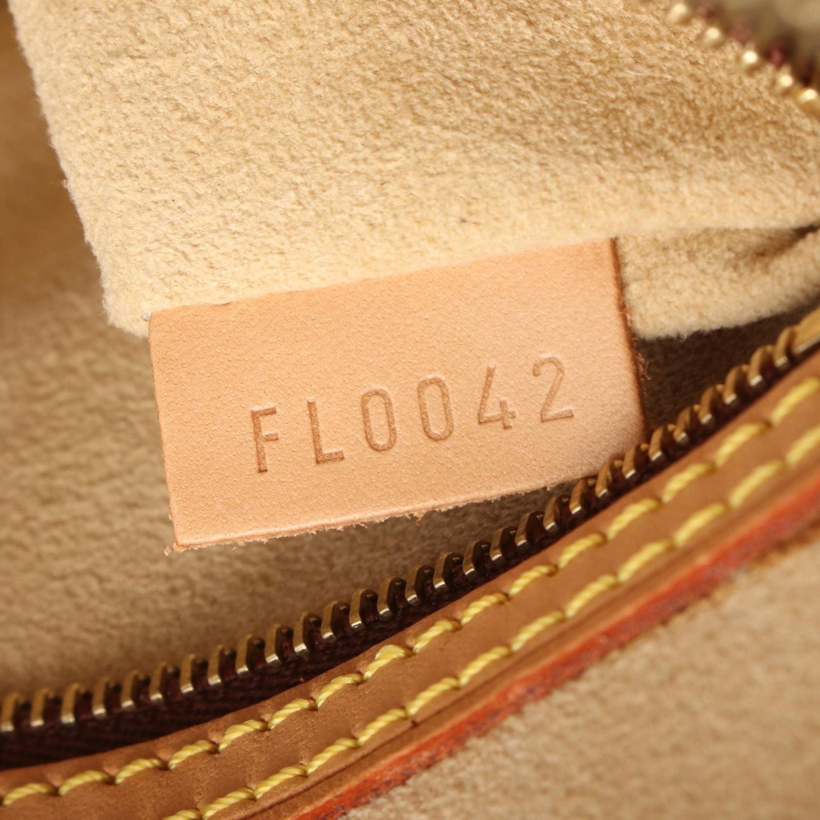 Louis Vuitton Shoulder Bag Looping MM Monogram Canvas Leather — view 6