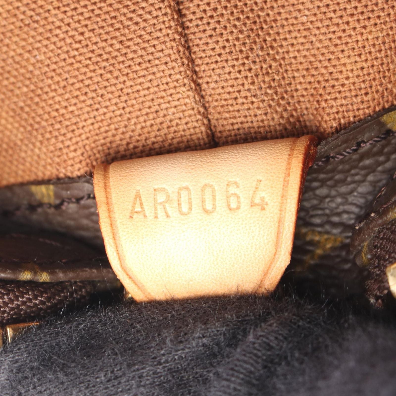 Louis Vuitton Tote Bag Cabas Mezzo Monogram Canvas Leather — view 5