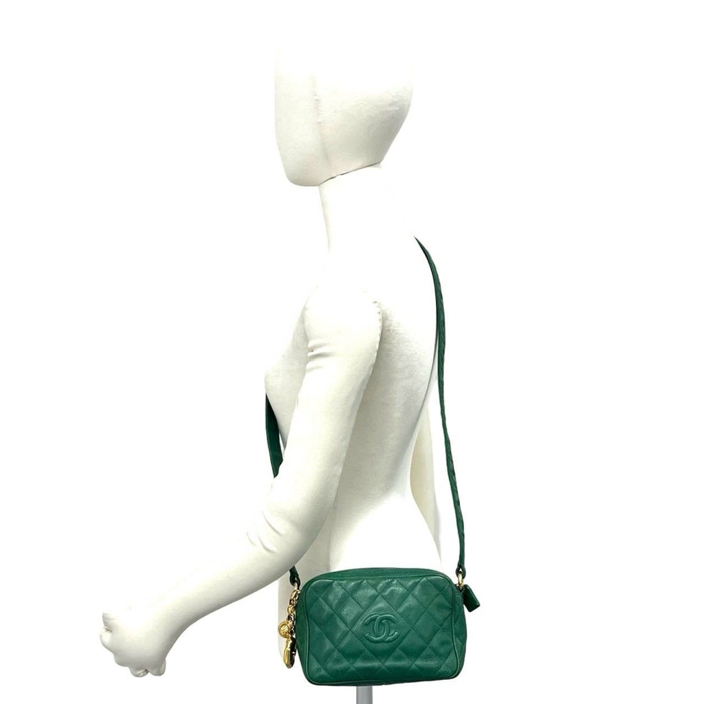 Chanel Card with Vintage Quilted CC Logo Caviar Leather Shoulder Bag Green — view 2
