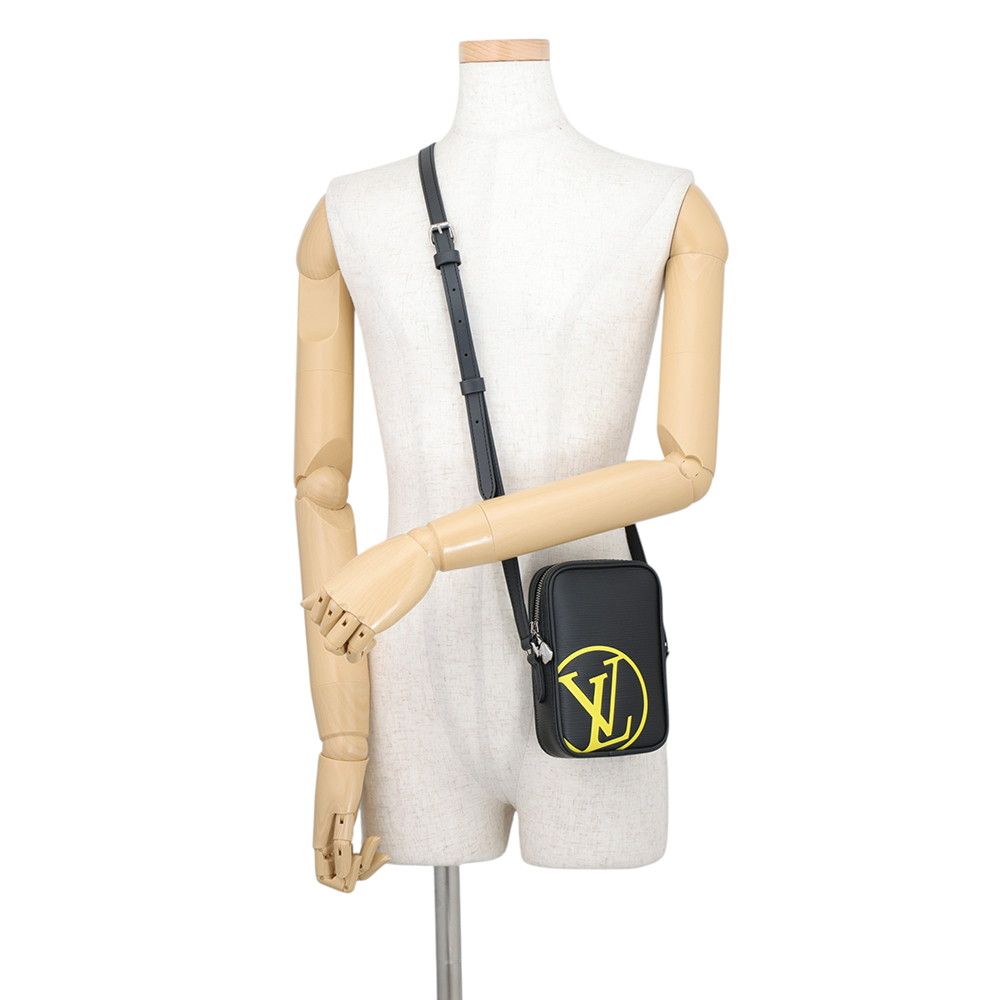 Louis Vuitton Shoulder Bag Epi Danube PM LV Circle Black — view 4