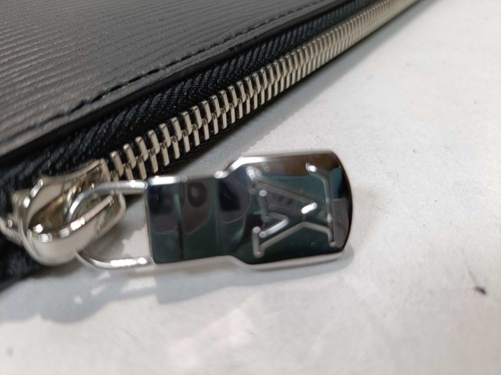 Louis Vuitton Clutch Pochette Jules PM Black Epi Silver — view 7