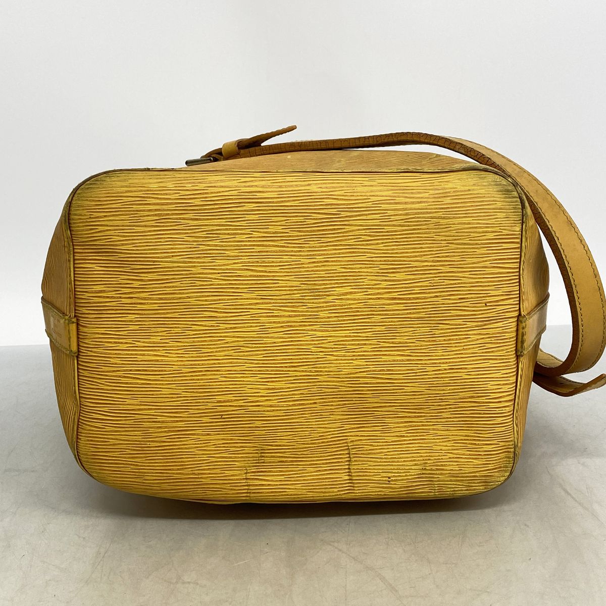 Louis Vuitton Shoulder Bag Epi Petit Noe Jaune — view 3