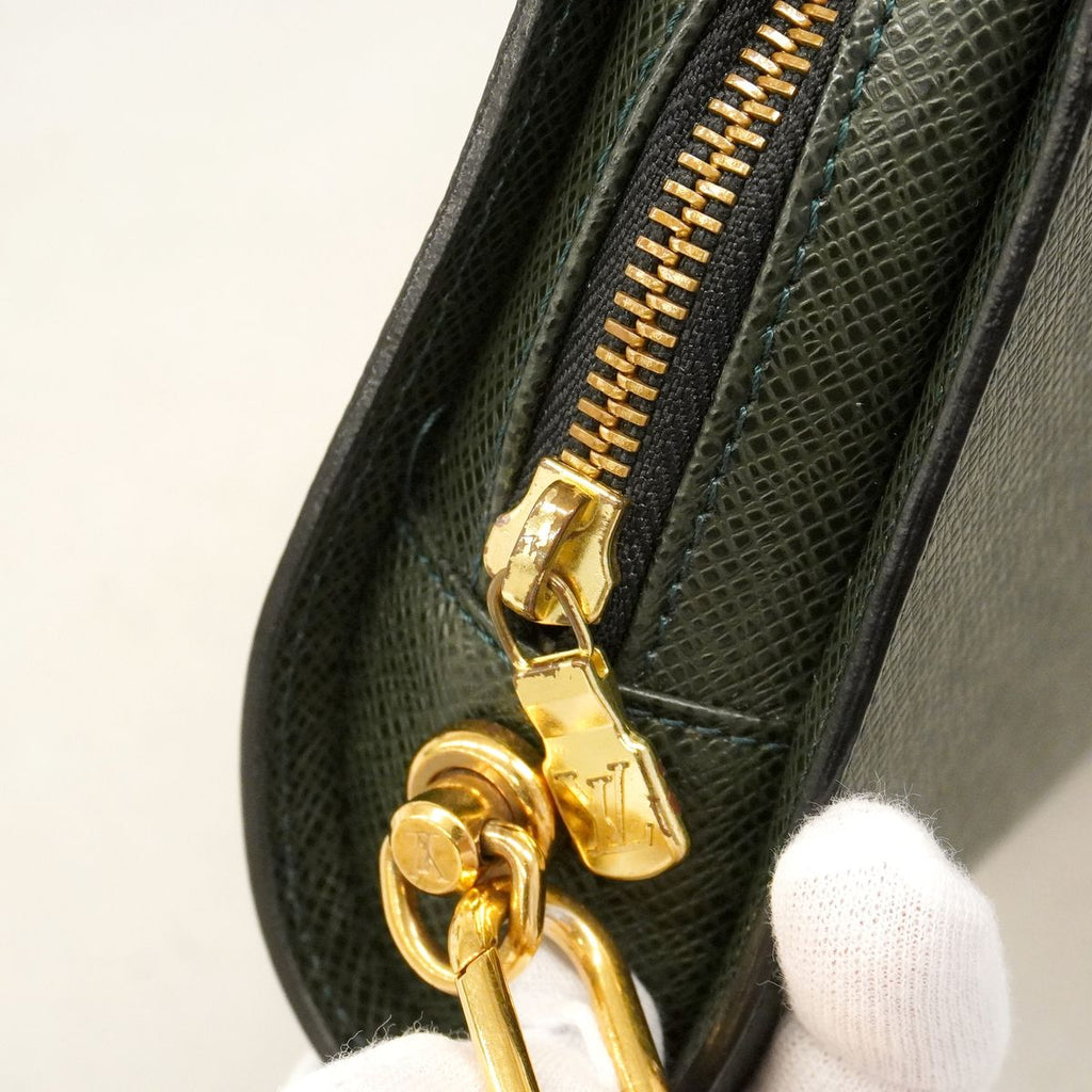 Louis Vuitton Clutch Taiga Baikal Epi — view 8