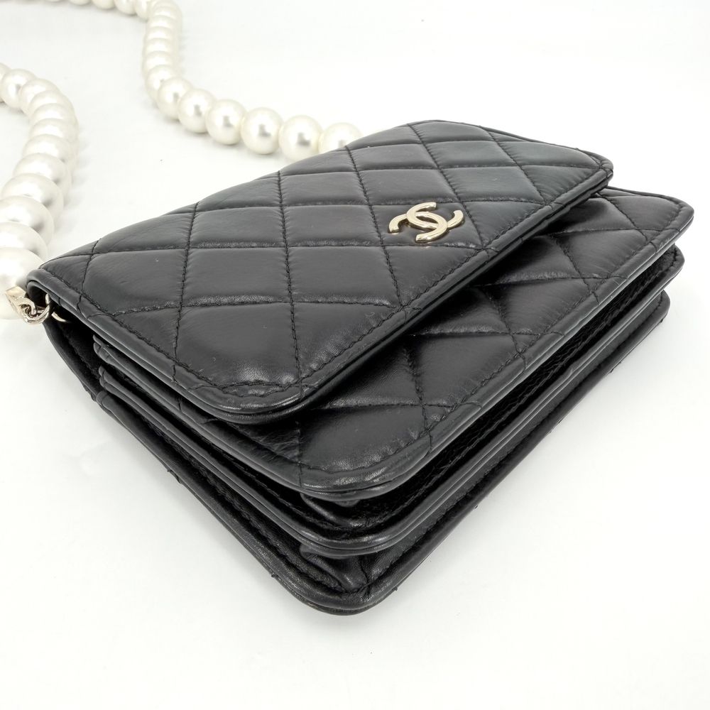 Chanel Chain Wallet Quilted CC Logo Shoulder Bag Crossbody Leather Faux Pearl — view 3